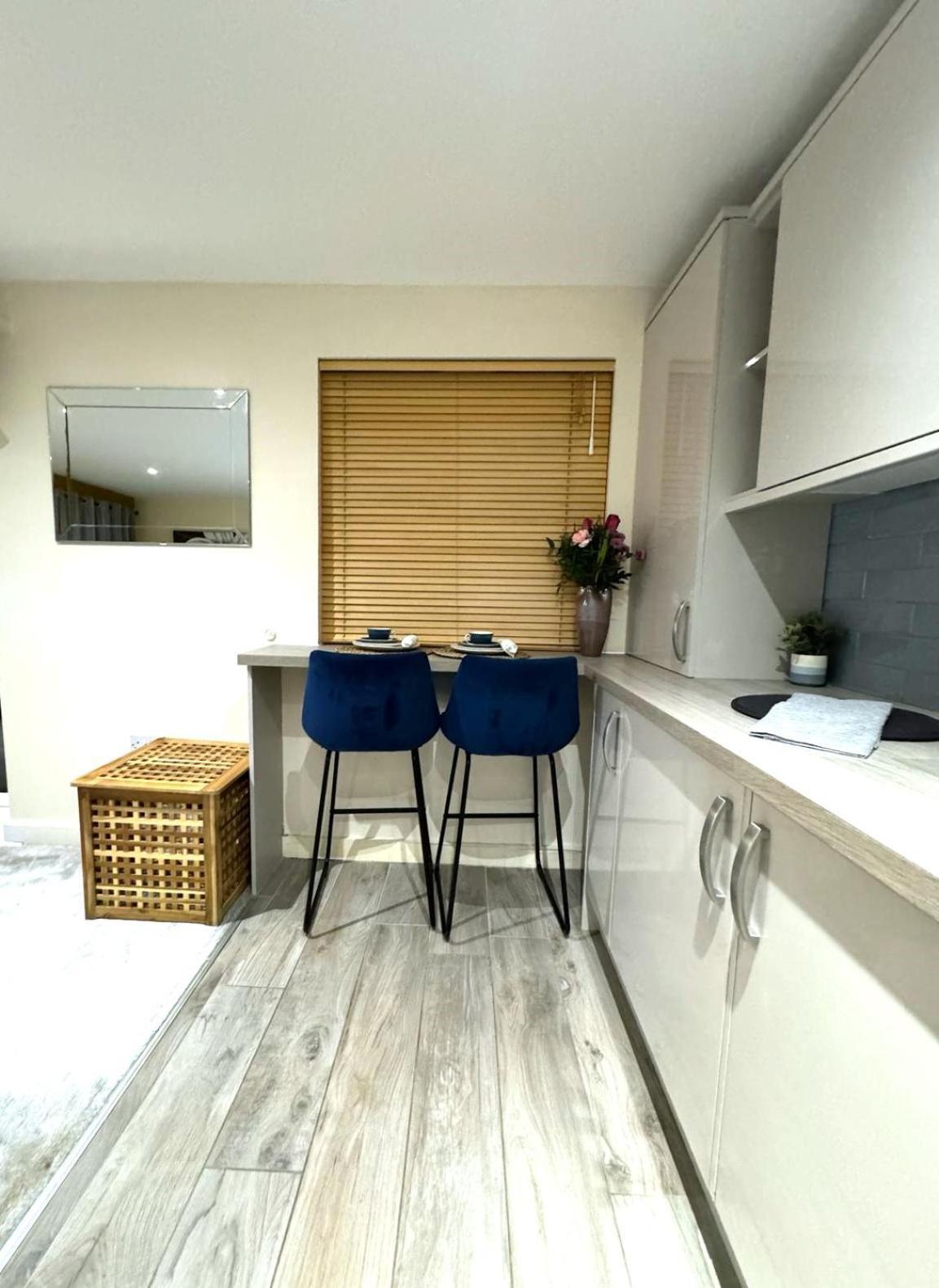 Large Cosy 2 Bedroom Ground Floor Flat In Stevenage Sg1 Sleeps 4-5 Free Parking Екстер'єр фото
