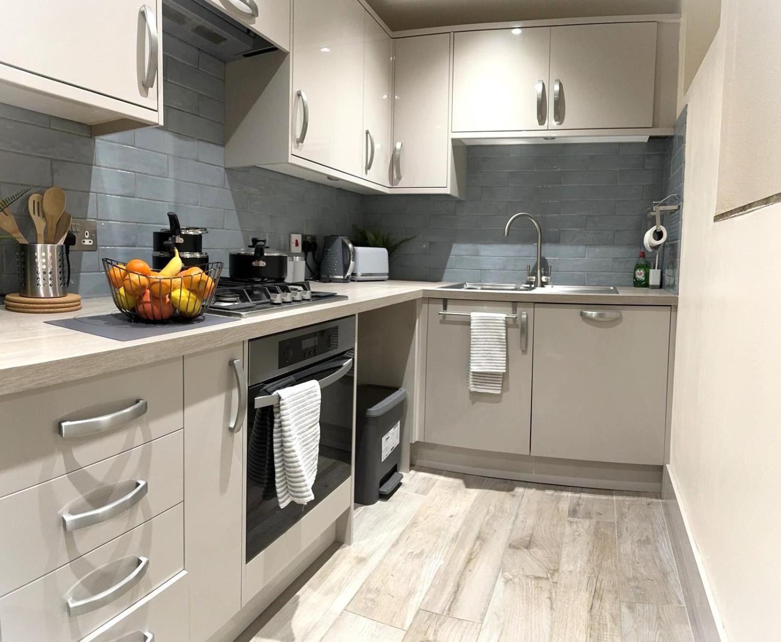 Large Cosy 2 Bedroom Ground Floor Flat In Stevenage Sg1 Sleeps 4-5 Free Parking Екстер'єр фото